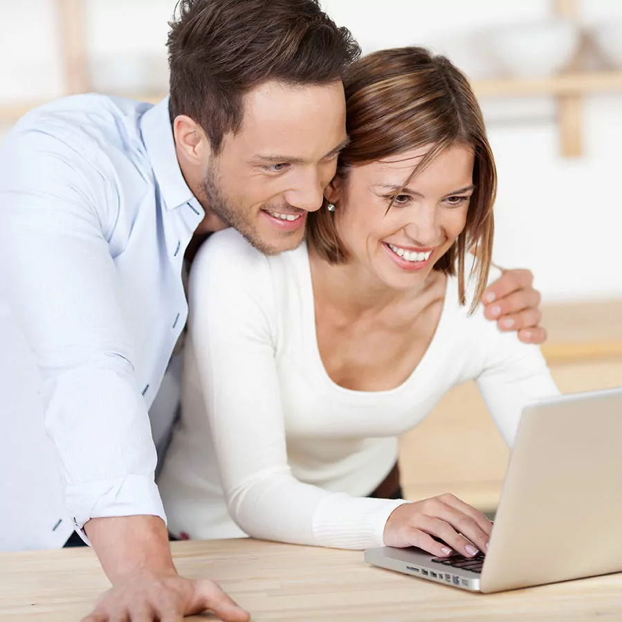 Paar schaut auf einen Laptop