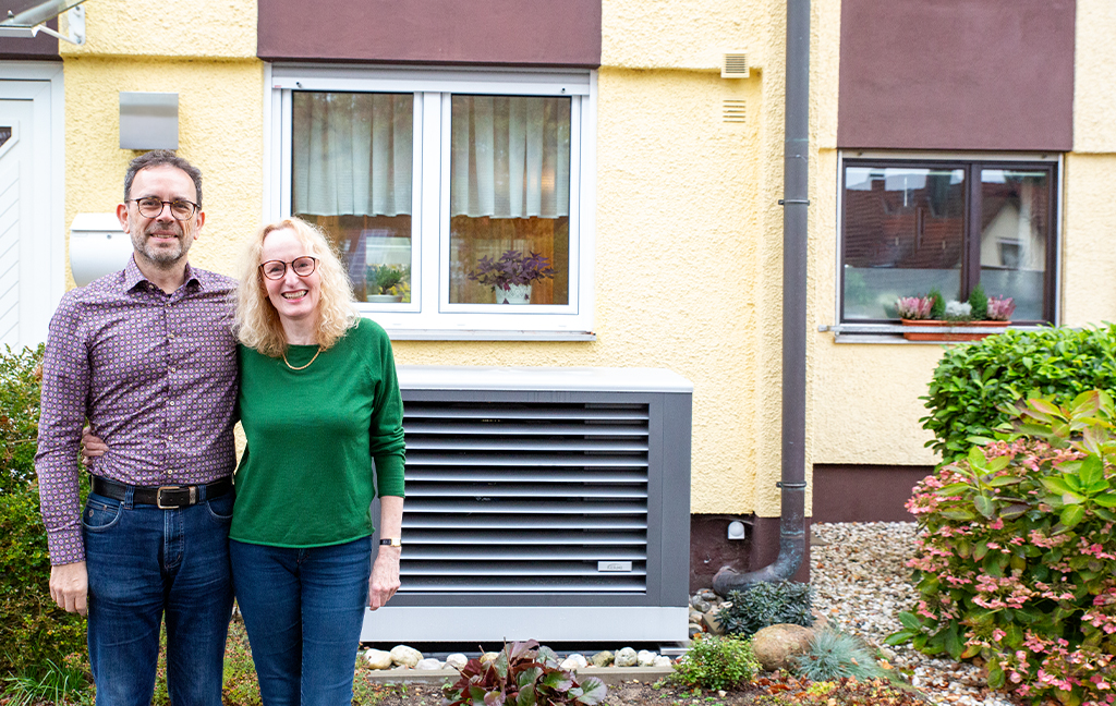 Familie Freres vor ihrem Haus mit Wärmepumpe