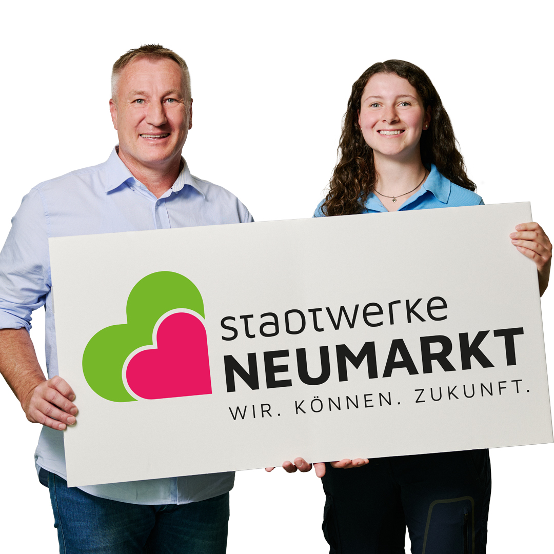 Mann und Frau halten Schild mit den Stadtwerke Neumarkt Logo